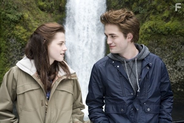Kristen Stewart and Robert Pattinson in Сумерки (2008)