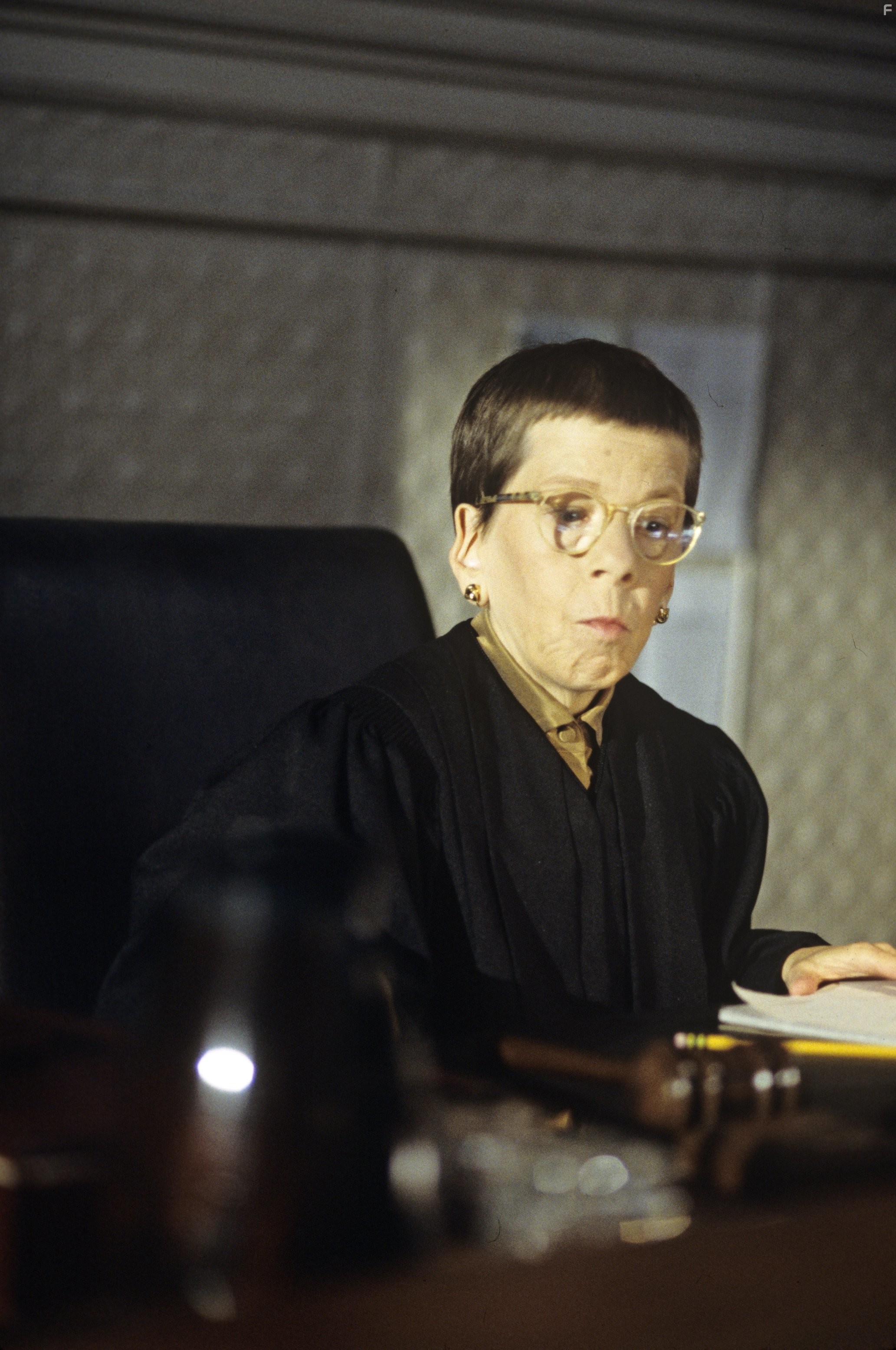 Linda Hunt in Практика (1997)
