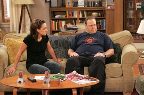 Kevin James and Leah Remini in Король Квинса (1998)