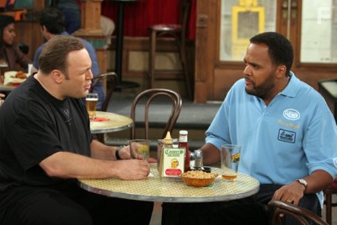 Kevin James and Victor Williams in Король Квинса (1998)