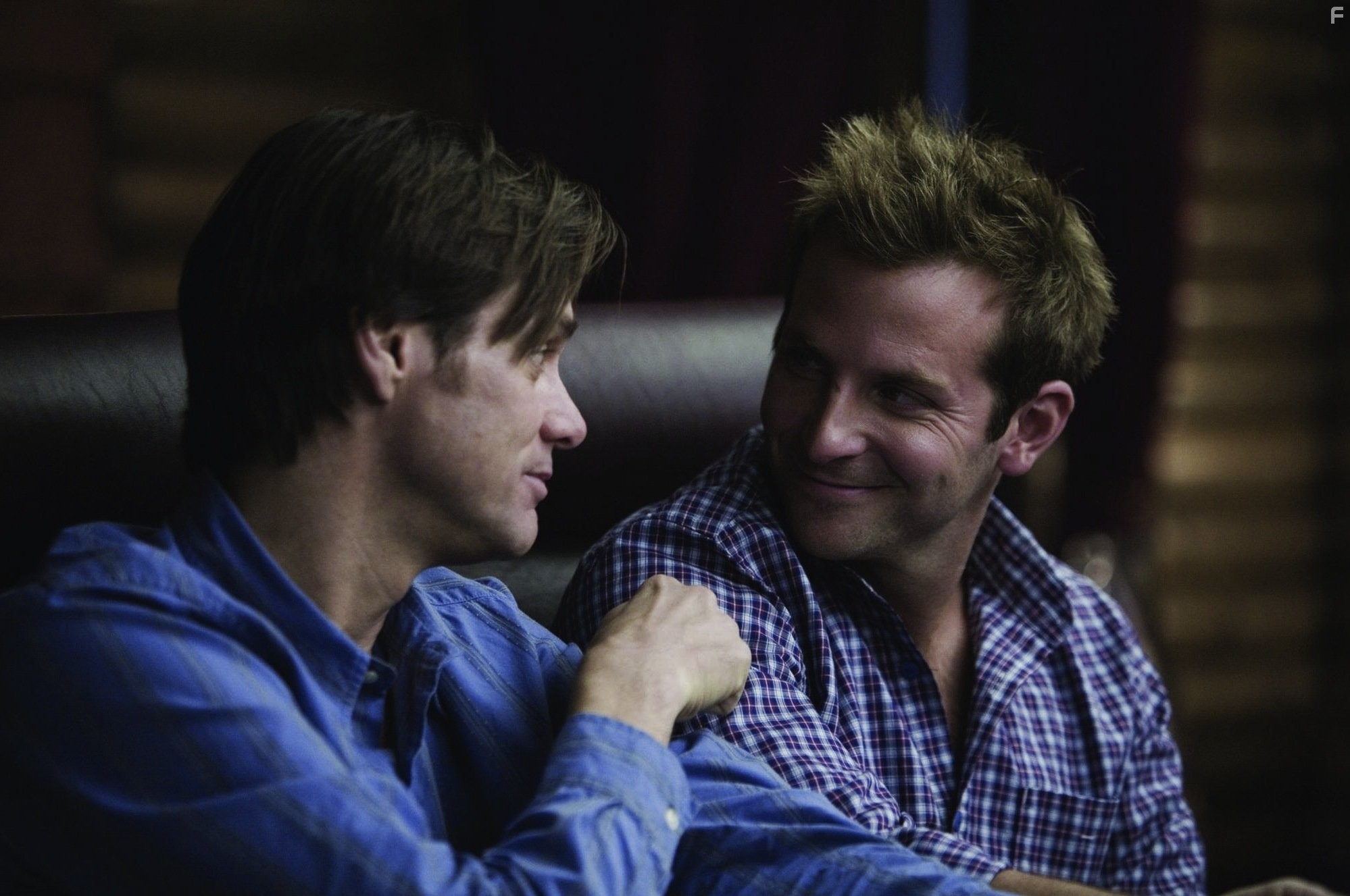 Jim Carrey and Bradley Cooper in Всегда говори да (2008)