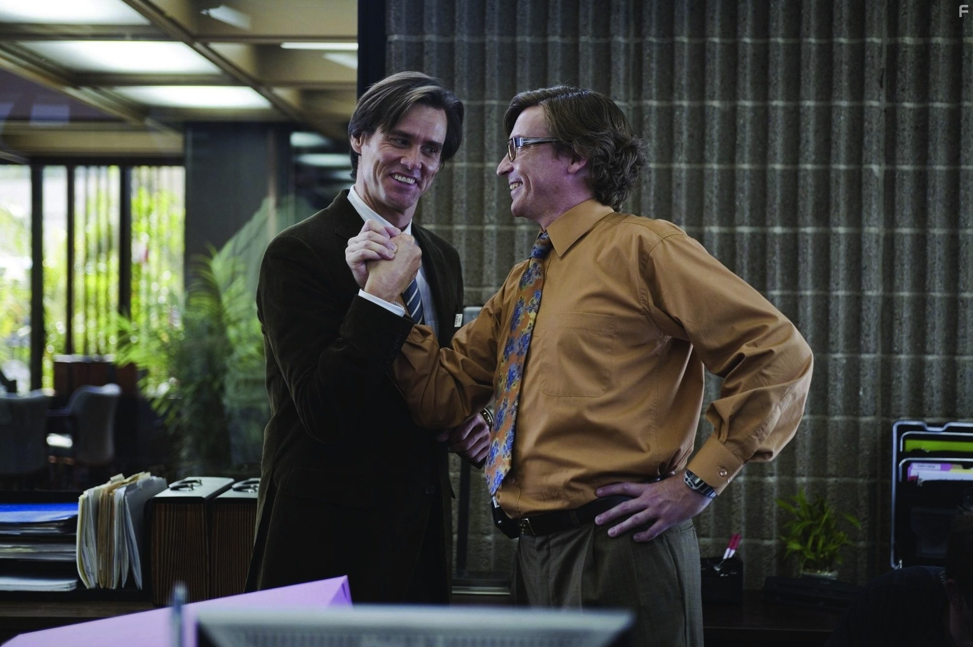 Jim Carrey and Rhys Darby in Всегда говори да (2008)