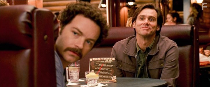Jim Carrey and Danny Masterson in Всегда говори да (2008)
