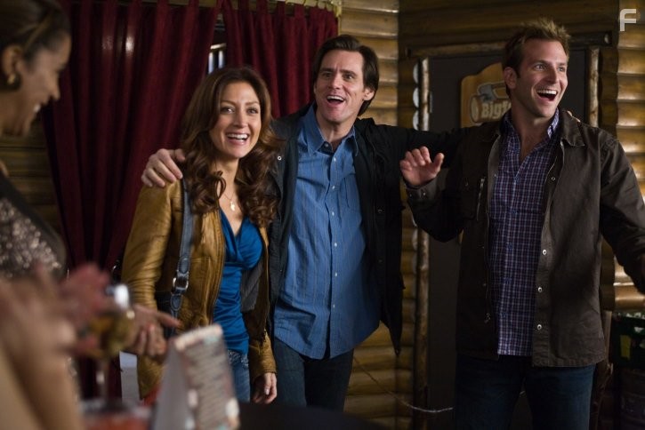 Jim Carrey and Bradley Cooper in Всегда говори да (2008)