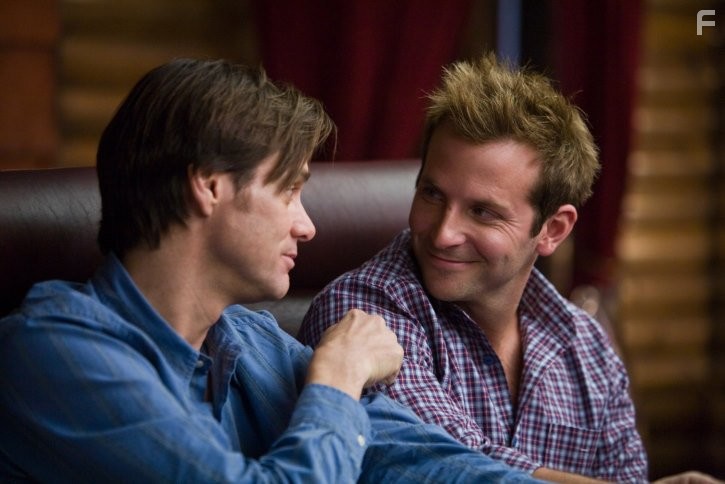 Jim Carrey and Bradley Cooper in Всегда говори да (2008)