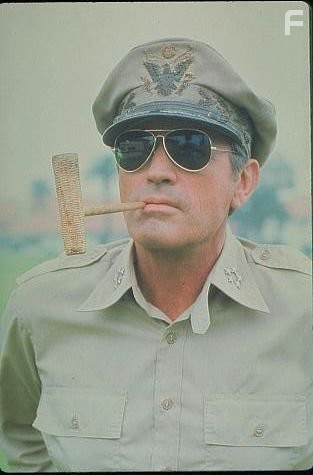 Gregory Peck in МакАртур (1977)