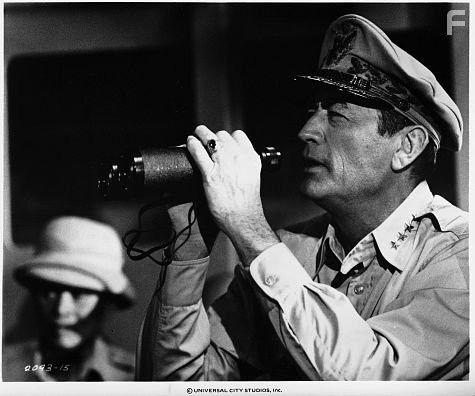 Gregory Peck in МакАртур (1977)