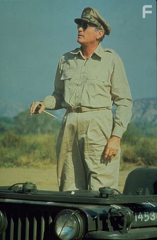 Gregory Peck in МакАртур (1977)