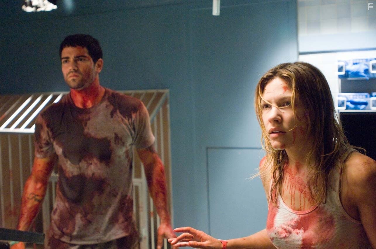 Jesse Metcalfe and Kiele Sanchez in Пожираемые заживо (2008)