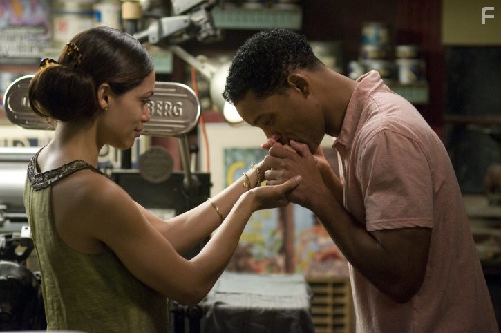 Will Smith and Rosario Dawson in Семь жизней (2008)