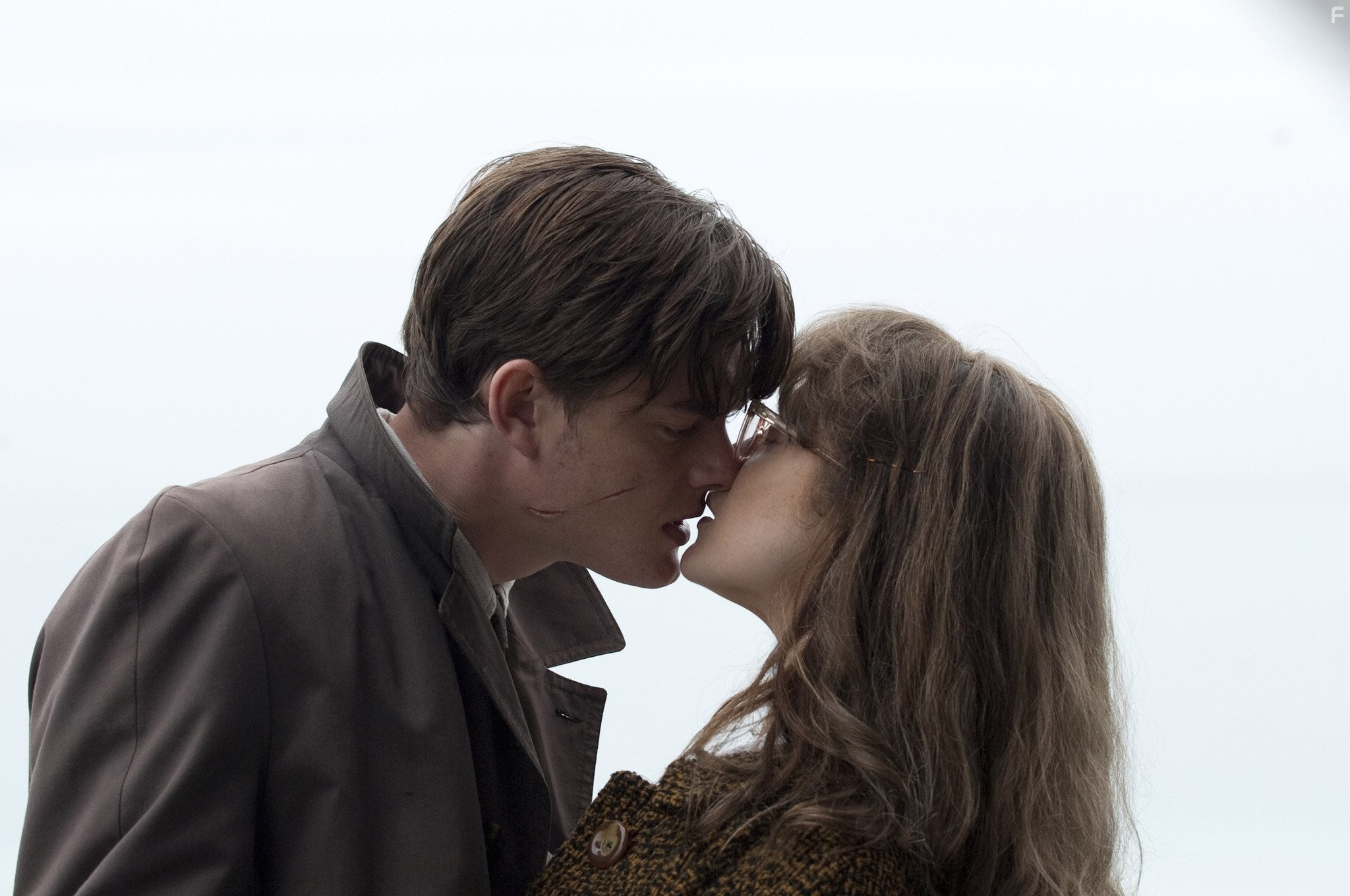 Sam Riley and Andrea Riseborough in Брайтонский леденец (2010)