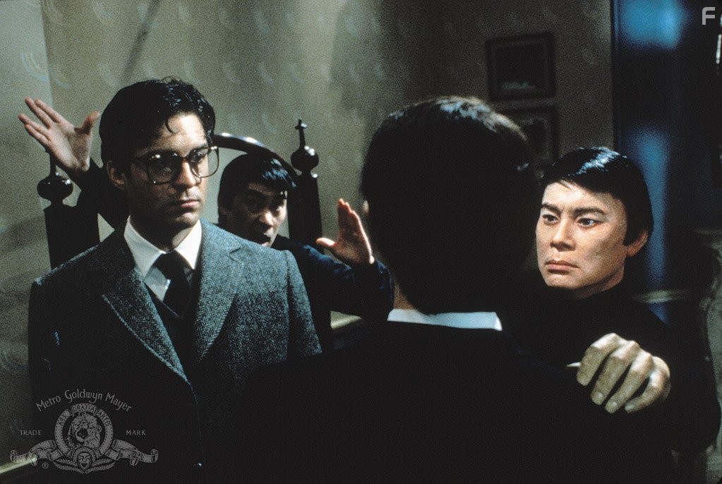 Burt Kwouk and Ted Wass in Проклятие Розовой пантеры (1983)