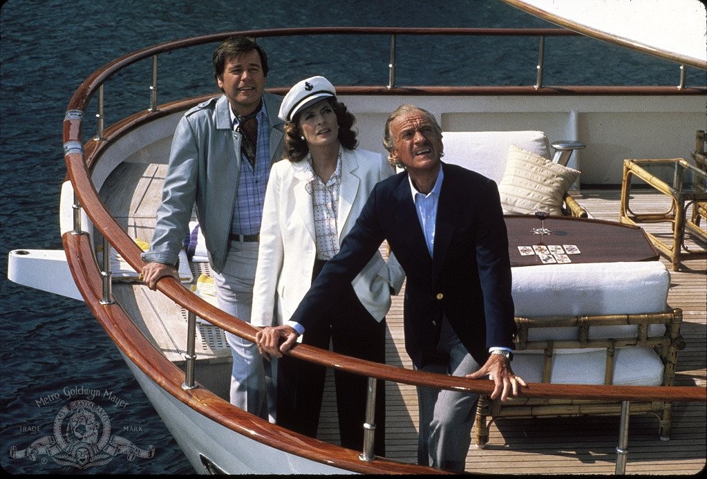David Niven, Capucine, and Robert Wagner in Проклятие Розовой пантеры (1983)