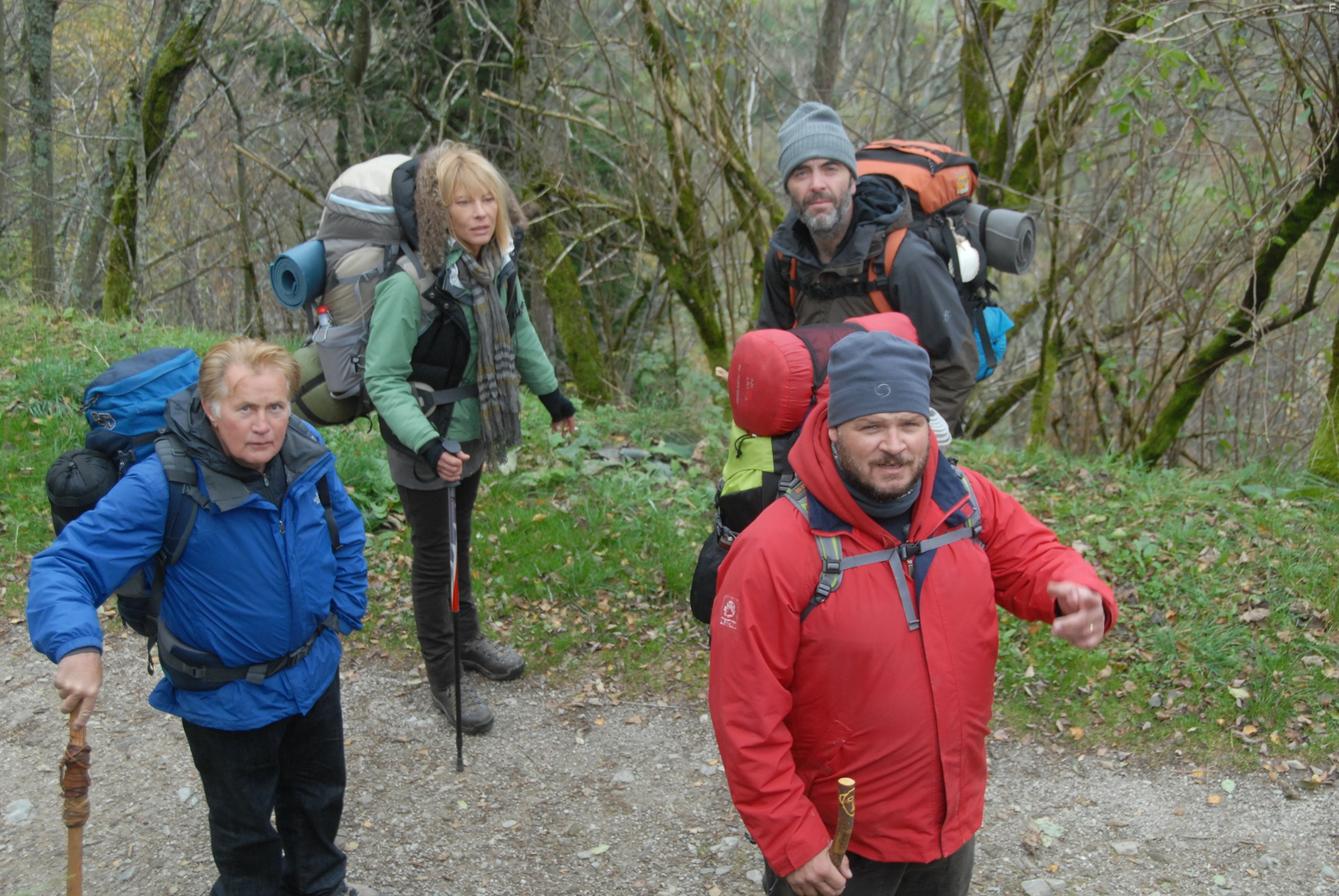 Emilio Estevez, Martin Sheen, Deborah Kara Unger, and Yorick van Wageningen in Путь (2010)