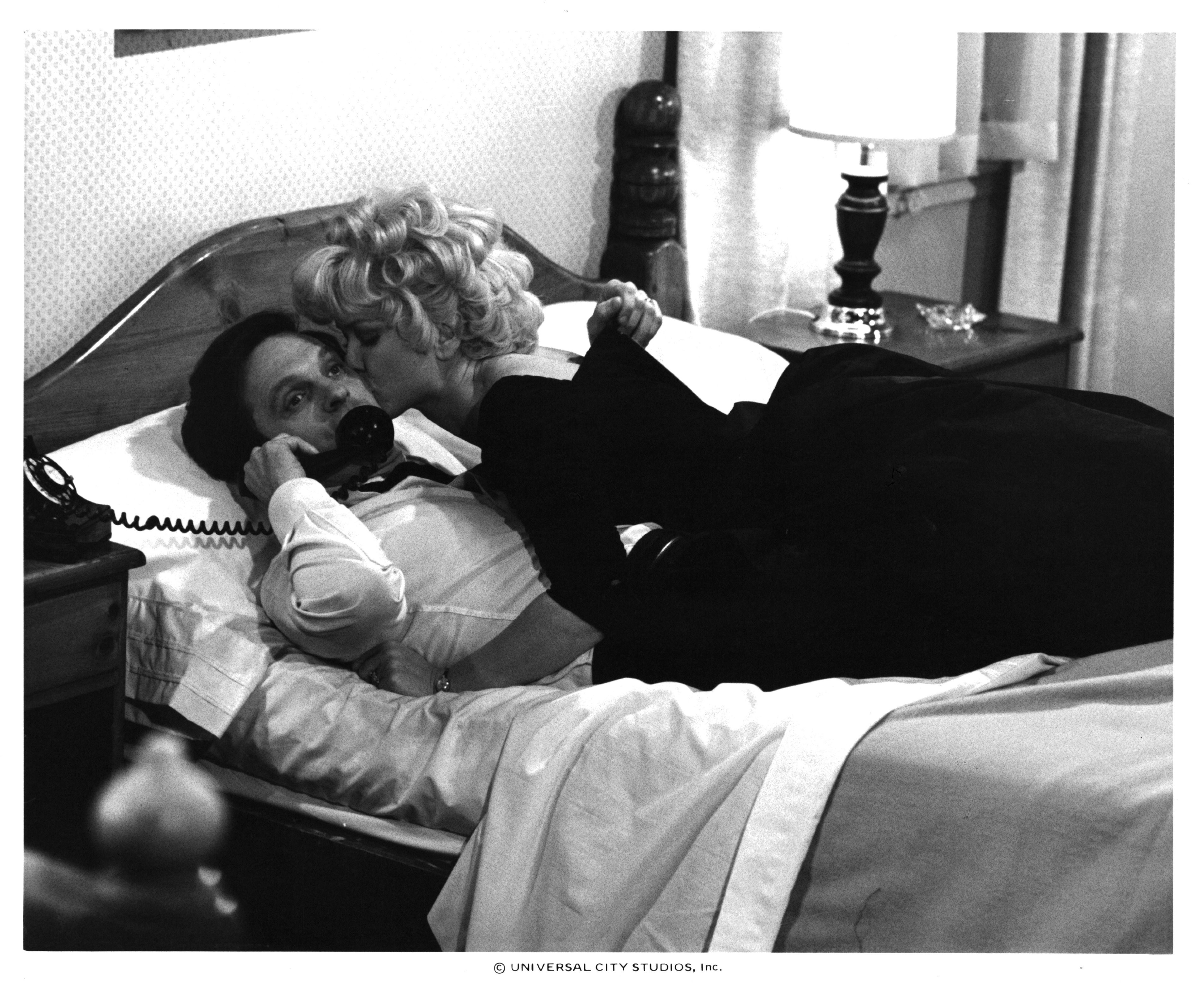 Alan Alda and Ellen Burstyn in В то же время, в следующем году (1978)