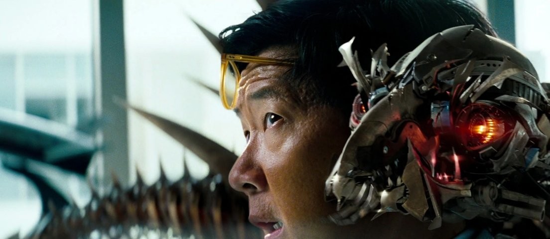 Ken Jeong and Keith Szarabajka in Трансформеры 3: Тёмная сторона Луны (2011)