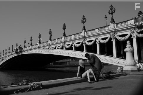 Jamel Debbouze and Rie Rasmussen in Ангел-А (2005)