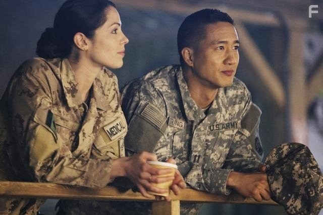 Terry Chen and Michelle Borth in Военный госпиталь (2011)