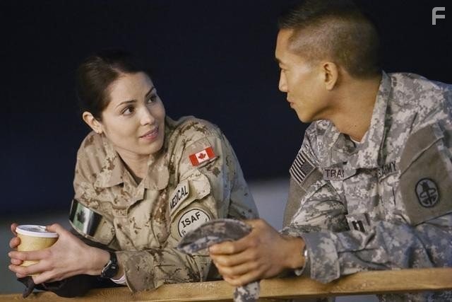 Terry Chen and Michelle Borth in Военный госпиталь (2011)