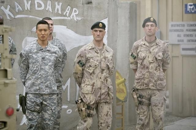 Elias Koteas and Terry Chen in Военный госпиталь (2011)