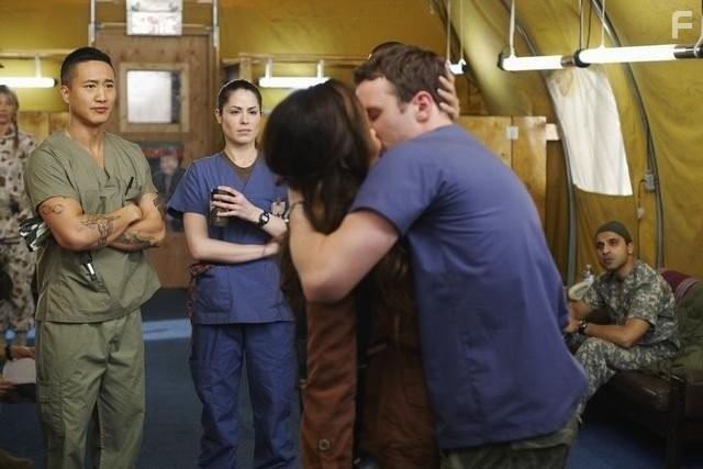 Terry Chen, Luke Mably, Michelle Borth, and Huse Madhavji in Военный госпиталь (2011)