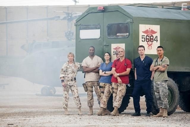 Elias Koteas, Deborah Kara Unger, Terry Chen, Luke Mably, Arnold Pinnock, and Michelle Borth in Военный госпиталь (2011)