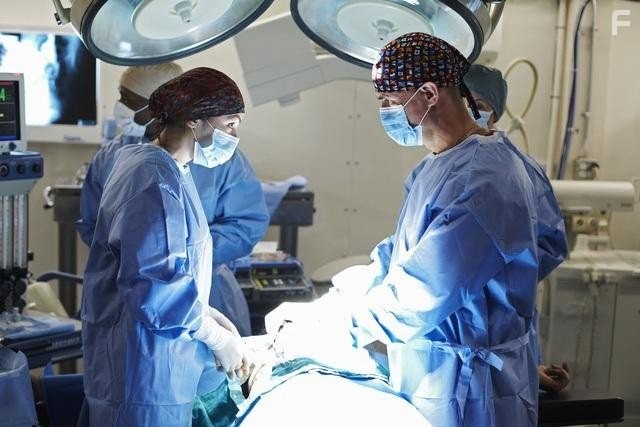 Elias Koteas, Terry Chen, and Michelle Borth in Военный госпиталь (2011)