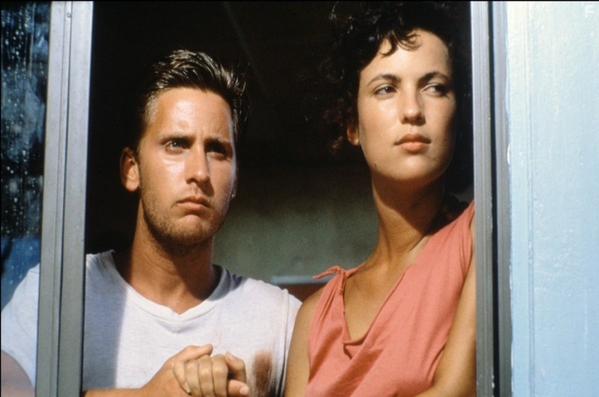 Emilio Estevez and Laura Harrington in Максимальное ускорение (1986)