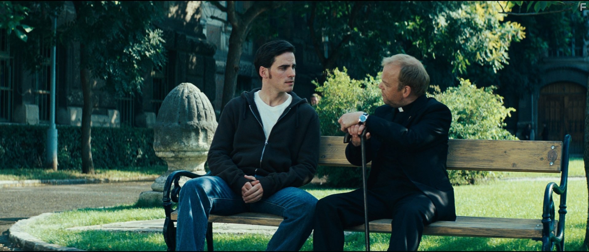 Toby Jones and Colin O'Donoghue in Обряд (2011)