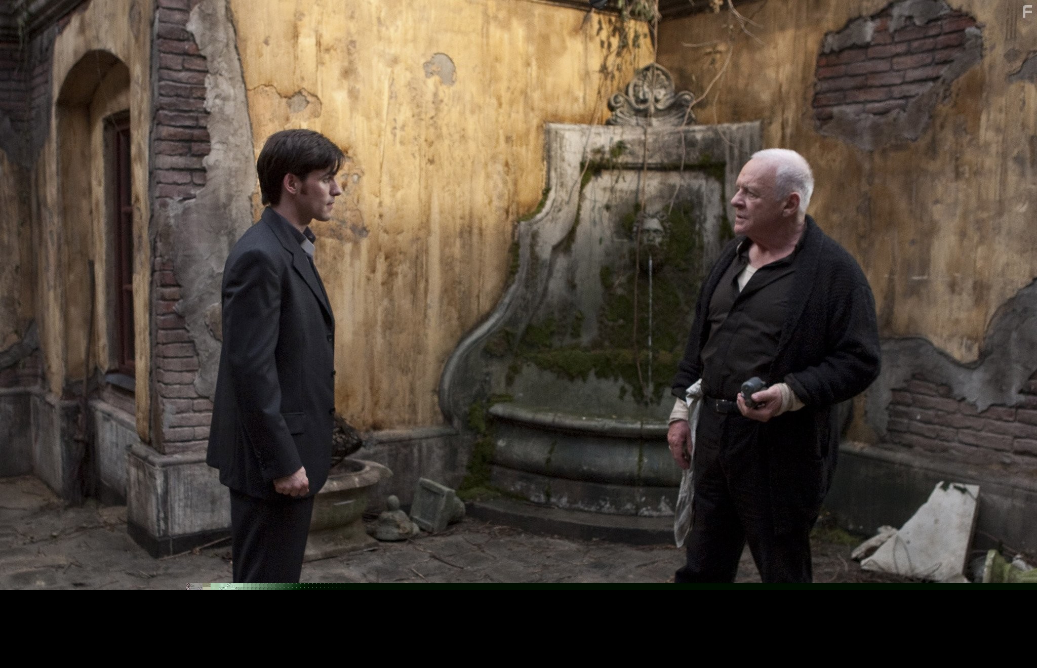 Anthony Hopkins and Colin O'Donoghue in Обряд (2011)
