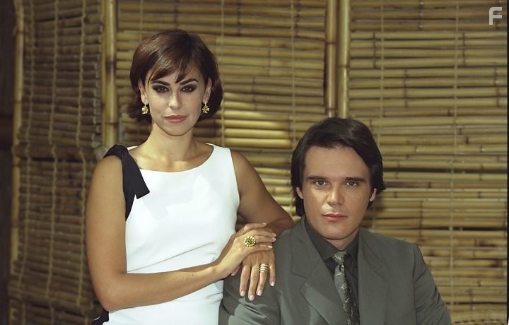 Daniela Escobar and Dalton Vigh in Клон (2001)