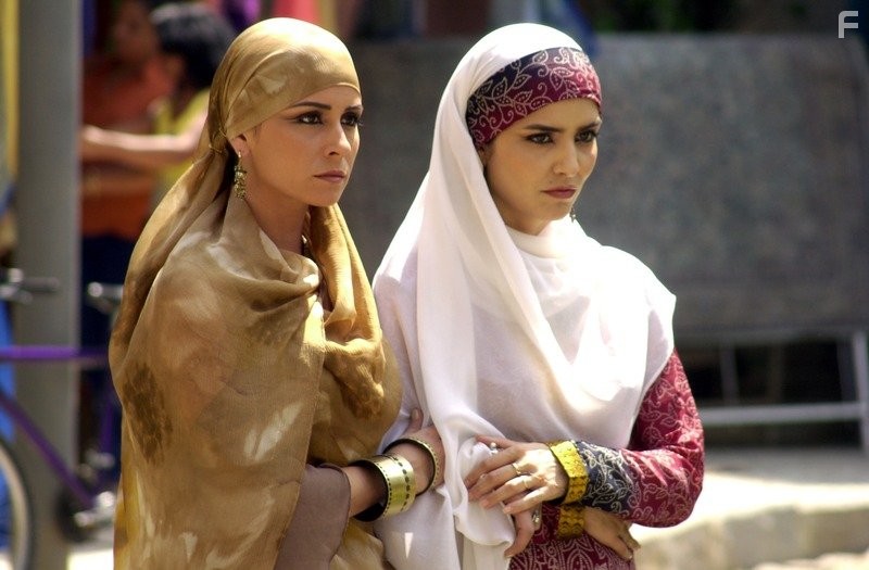 Giovanna Antonelli and Let?cia Sabatella in Клон (2001)