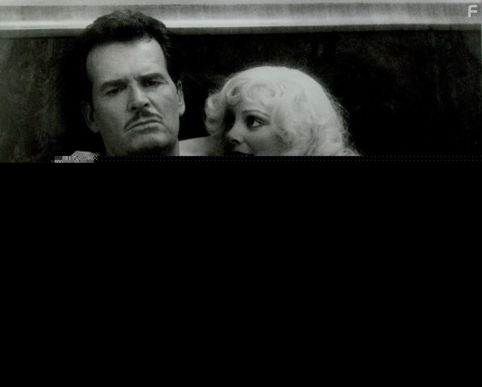 Lesley Ann Warren and James Garner in Bиктoр/Bиктория (1982)