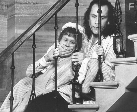 Julia Roberts and John Malkovich in Мэри Райли (1996)