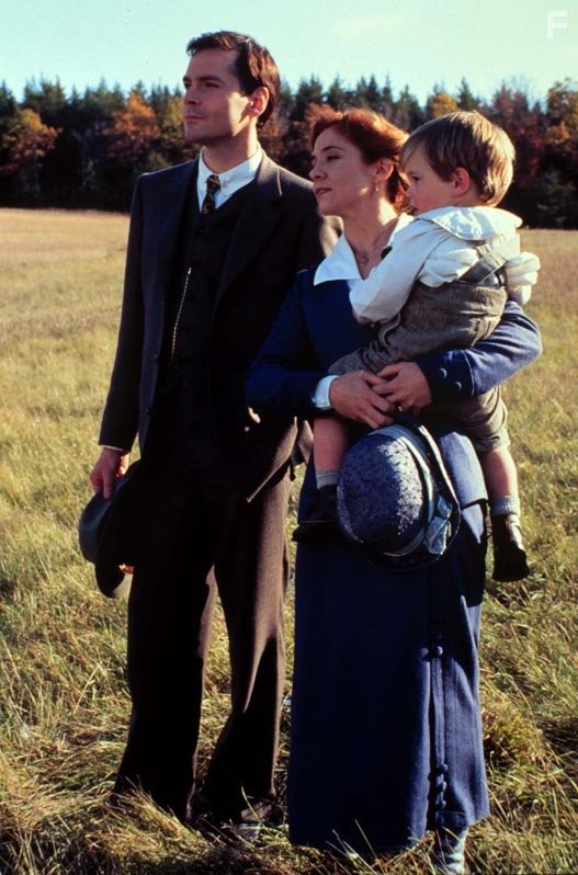 Megan Follows and Jonathan Crombie in Энн из Зеленых крыш 3 (2000)