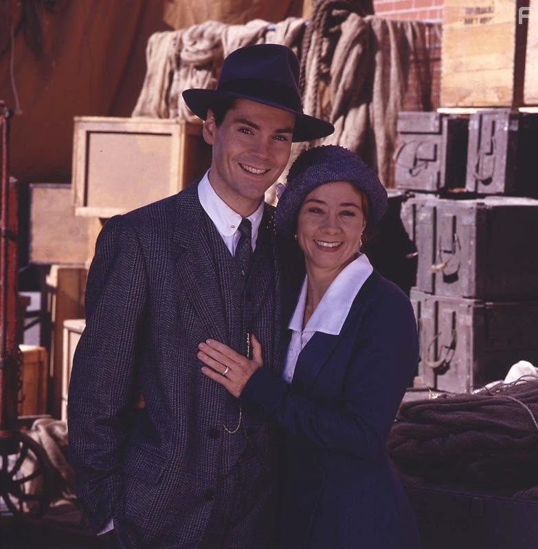 Megan Follows and Jonathan Crombie in Энн из Зеленых крыш 3 (2000)