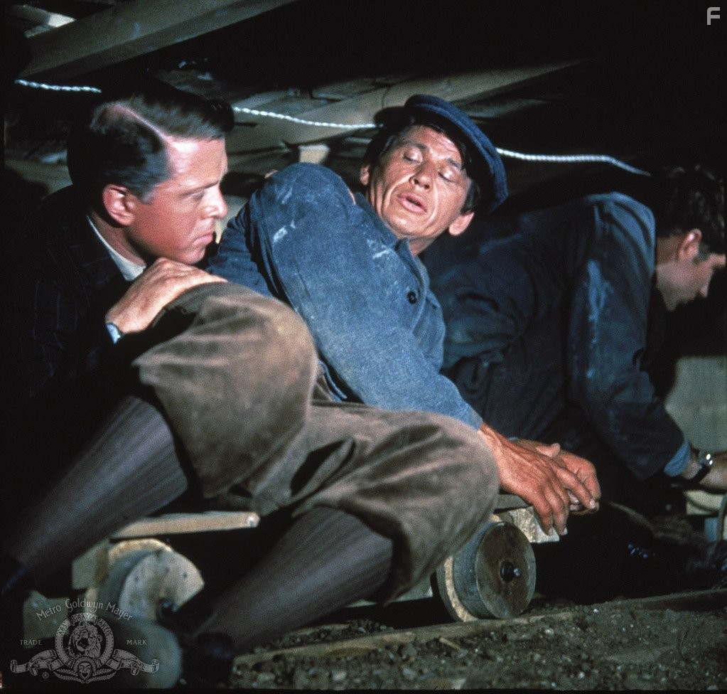 Richard Attenborough and Charles Bronson in Большой побег (1963)