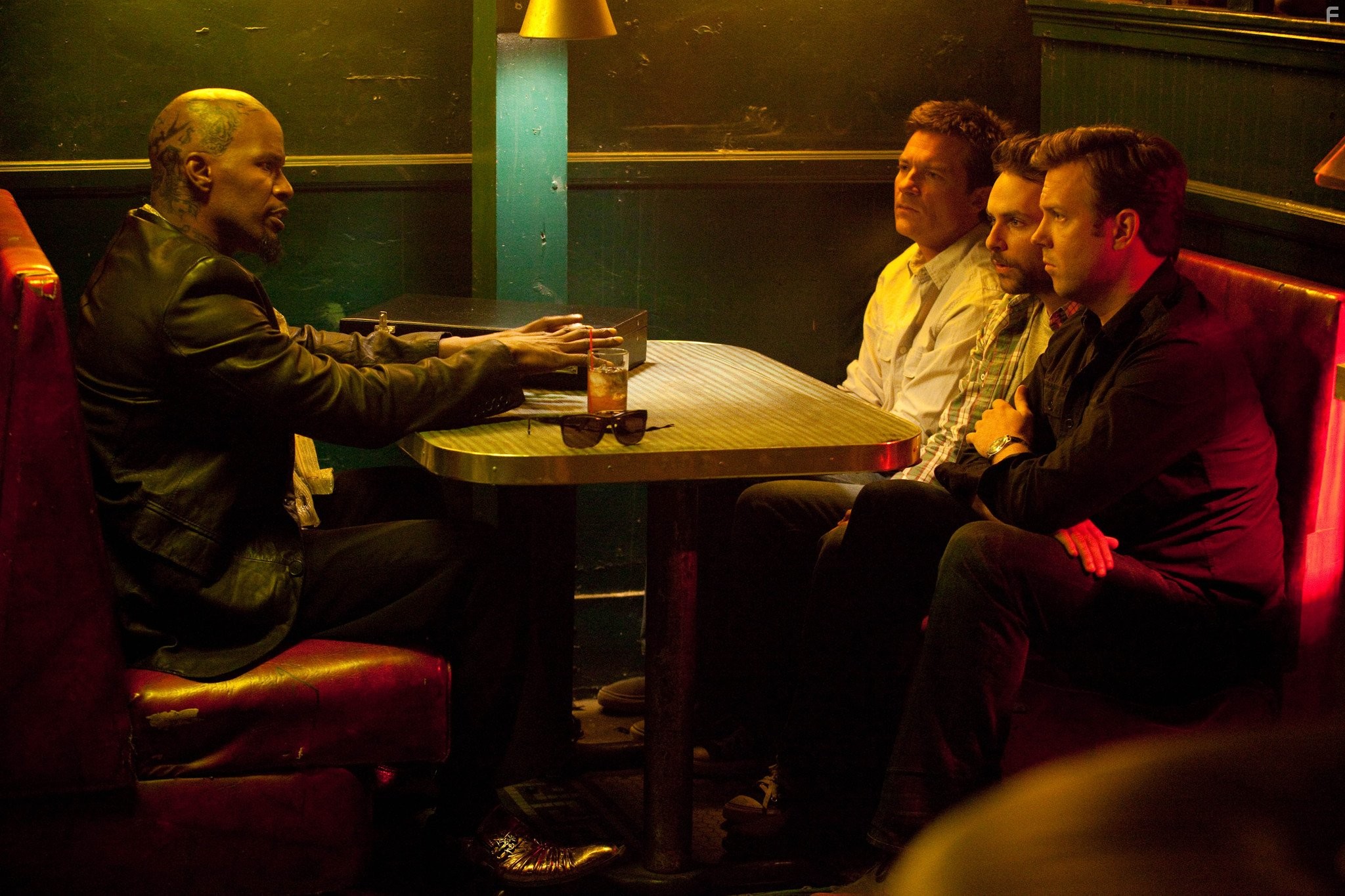 Jason Bateman, Jamie Foxx, Charlie Day, and Jason Sudeikis in Несносные боссы (2011)