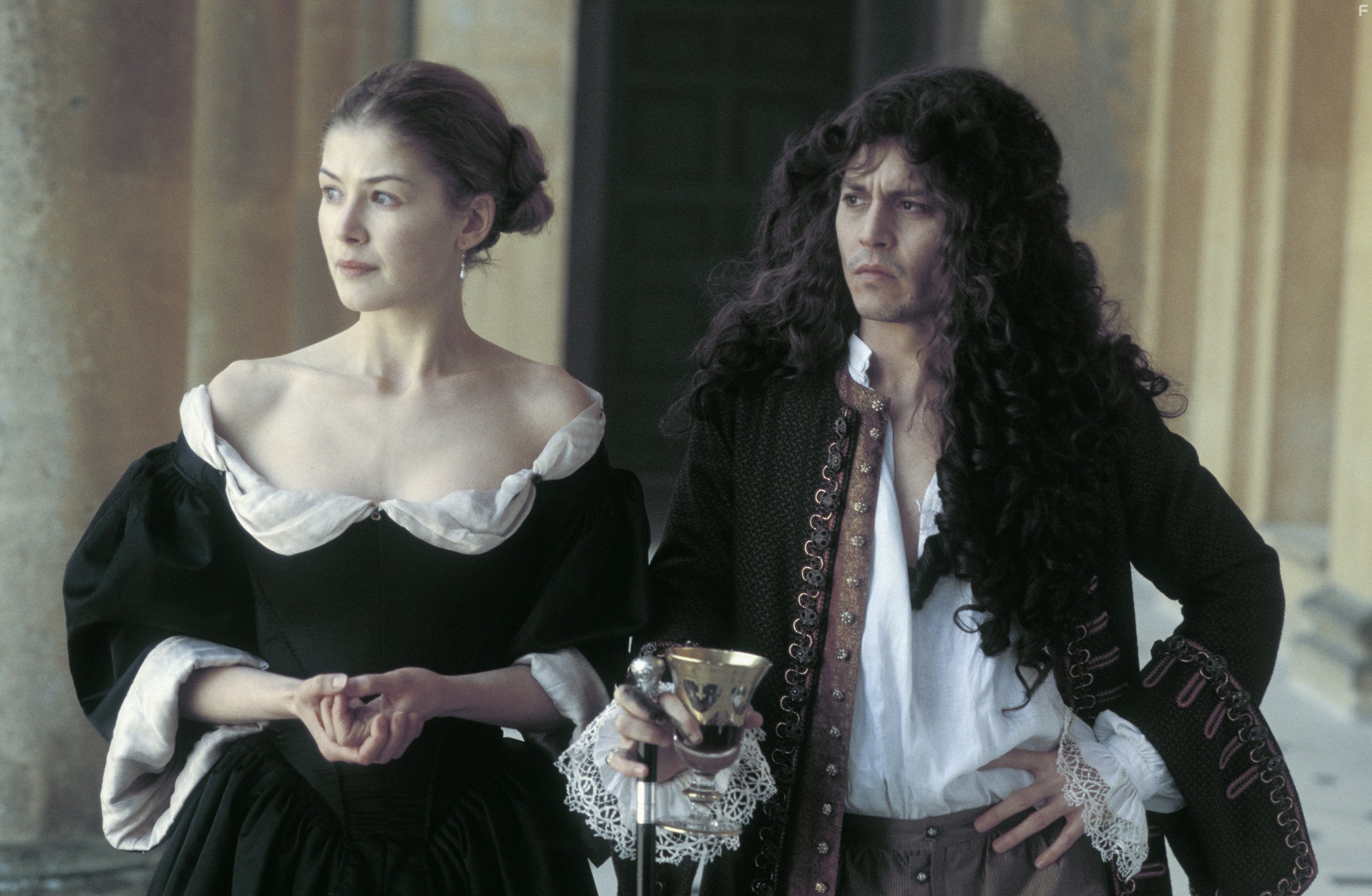 Johnny Depp and Rosamund Pike in Распутник (2004)