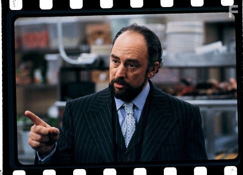 Richard Schiff in Нужные люди (2002)