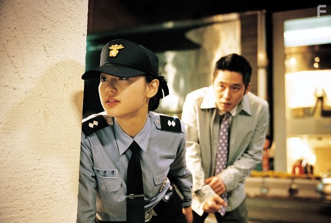 Ji-hyun Jun and Hyuk Jang in Порыв ветра (2004)
