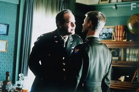 Joel Gretsch and Michael Moriarty in Похищенный (2002)