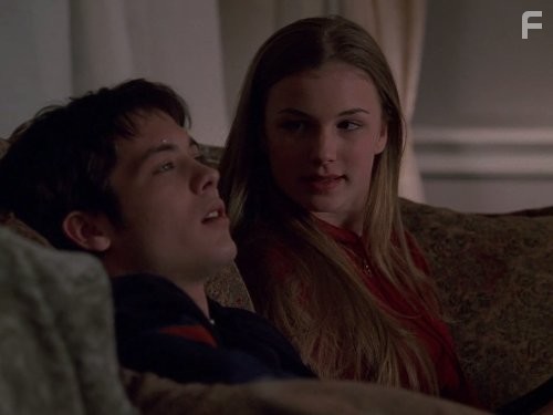 Emily VanCamp and Mike Erwin in Любовь вдовца (2002)