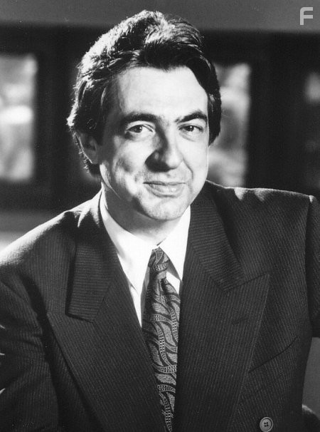 Joe Mantegna in Близко к сердцу (1996)