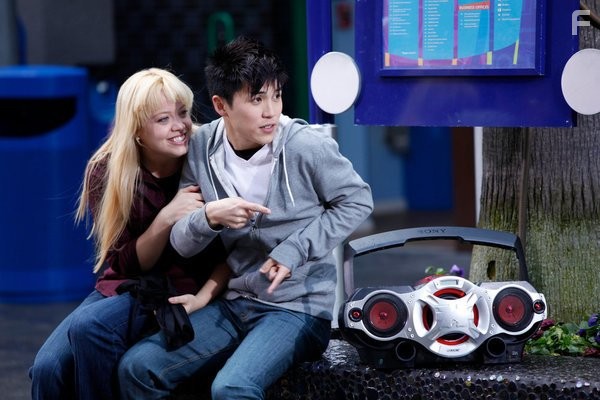 Abraham Lim and Shanna Henderson in Проект 'Лузеры' (2011)