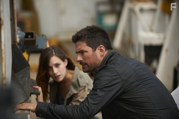 Kathleen Munroe and Warren Christie in Люди Альфа (2011)