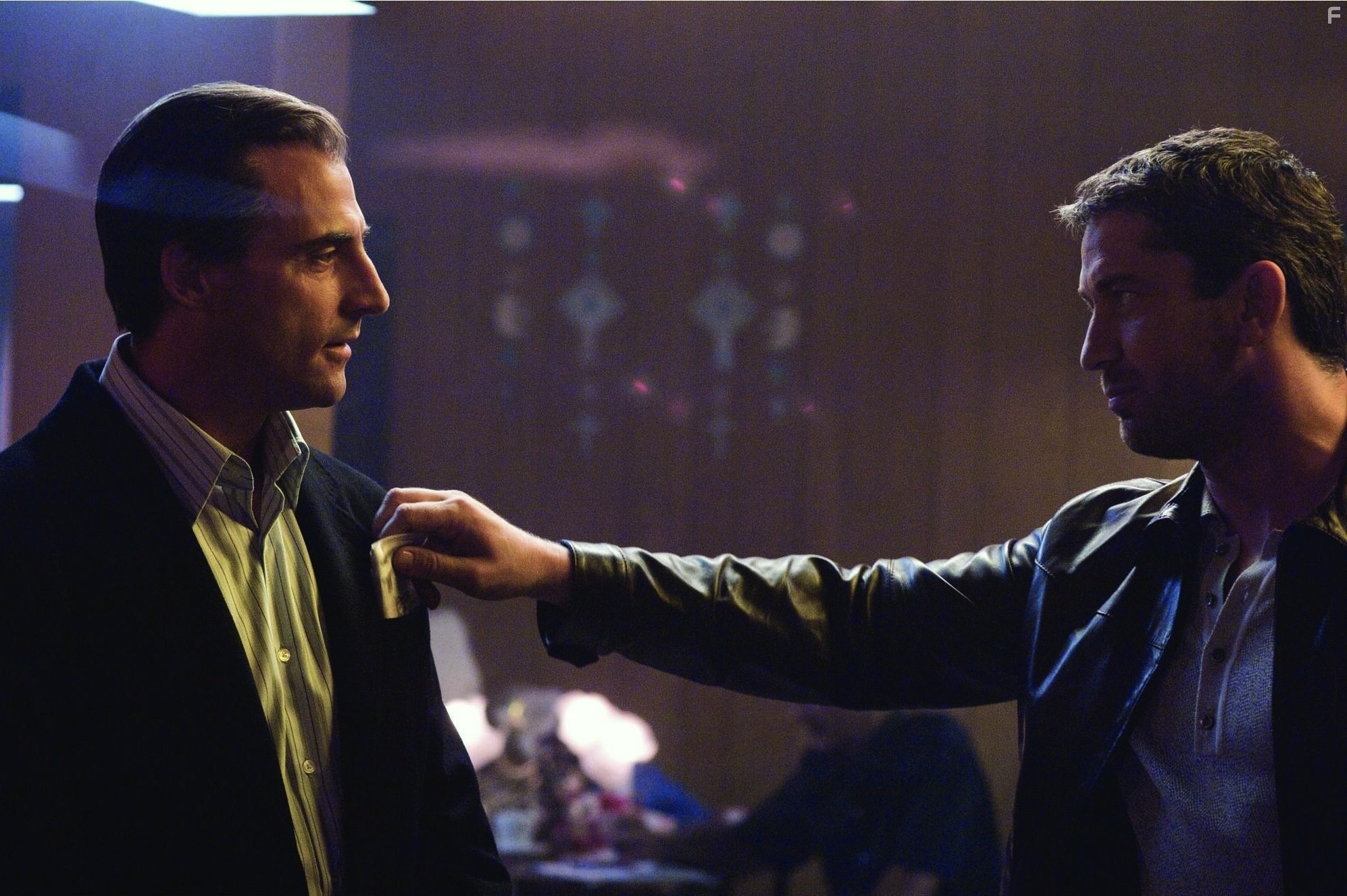 Gerard Butler and Mark Strong in Рок-н-рольщик (2008)