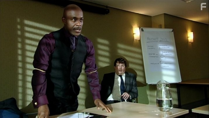 Paterson Joseph and David Mitchell in Пип шоу (2003)