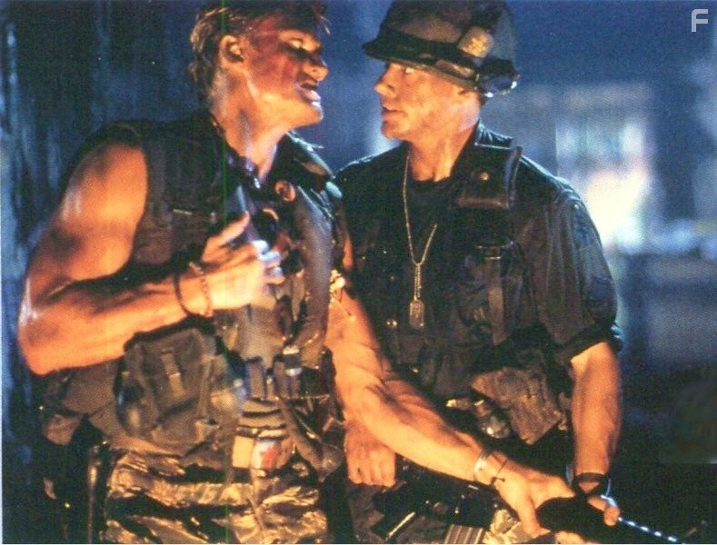 Dolph Lundgren and Jean-Claude Van Damme in Универсальный солдат (1992)