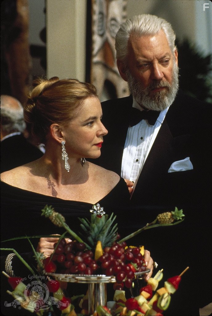 Stockard Channing and Donald Sutherland in Шесть степеней отчуждения (1993)